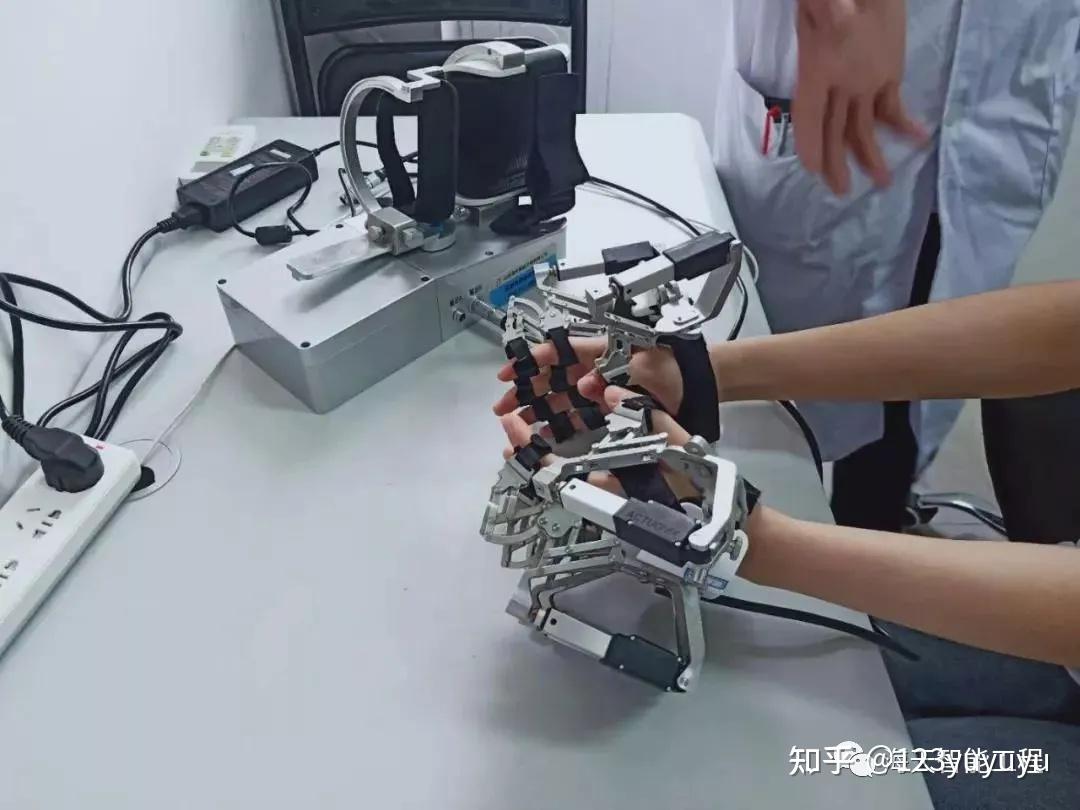具备感知能力懂得“察言观色”!一套外骨骼机器人的“智造”密码丨五个维度看“中国智造”之温度篇(图1)